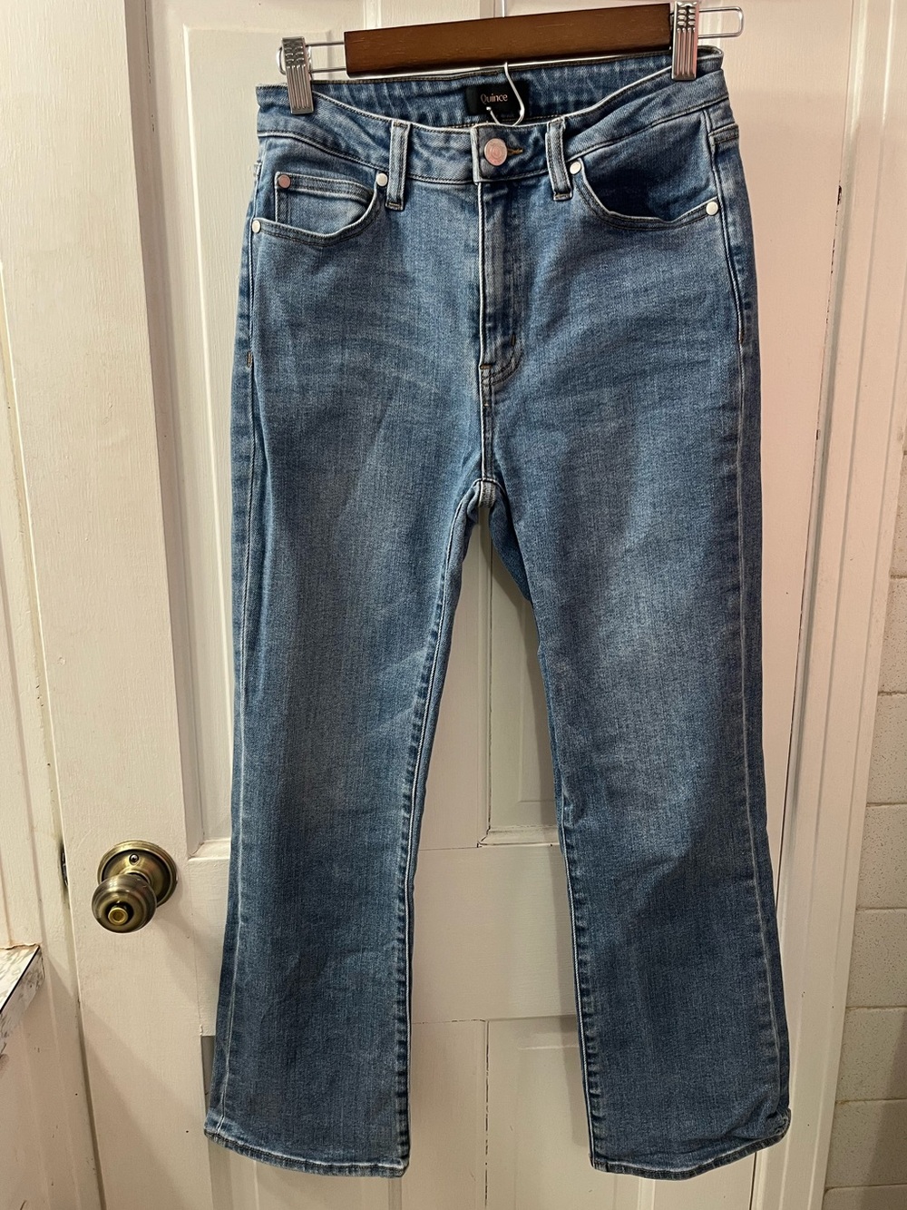 Quince Bella Stretch  Kick  Women's Flare Jeans in Medium Blue Denim. Size 27